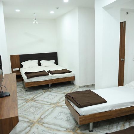 Hotel Aaram Kalupur Ahmedabad Bagian luar foto