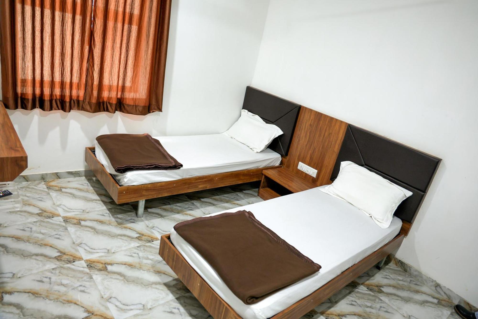 Hotel Aaram Kalupur Ahmedabad Bagian luar foto