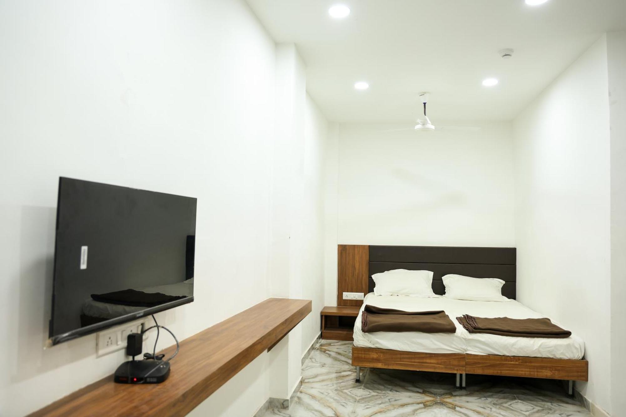 Hotel Aaram Kalupur Ahmedabad Bagian luar foto