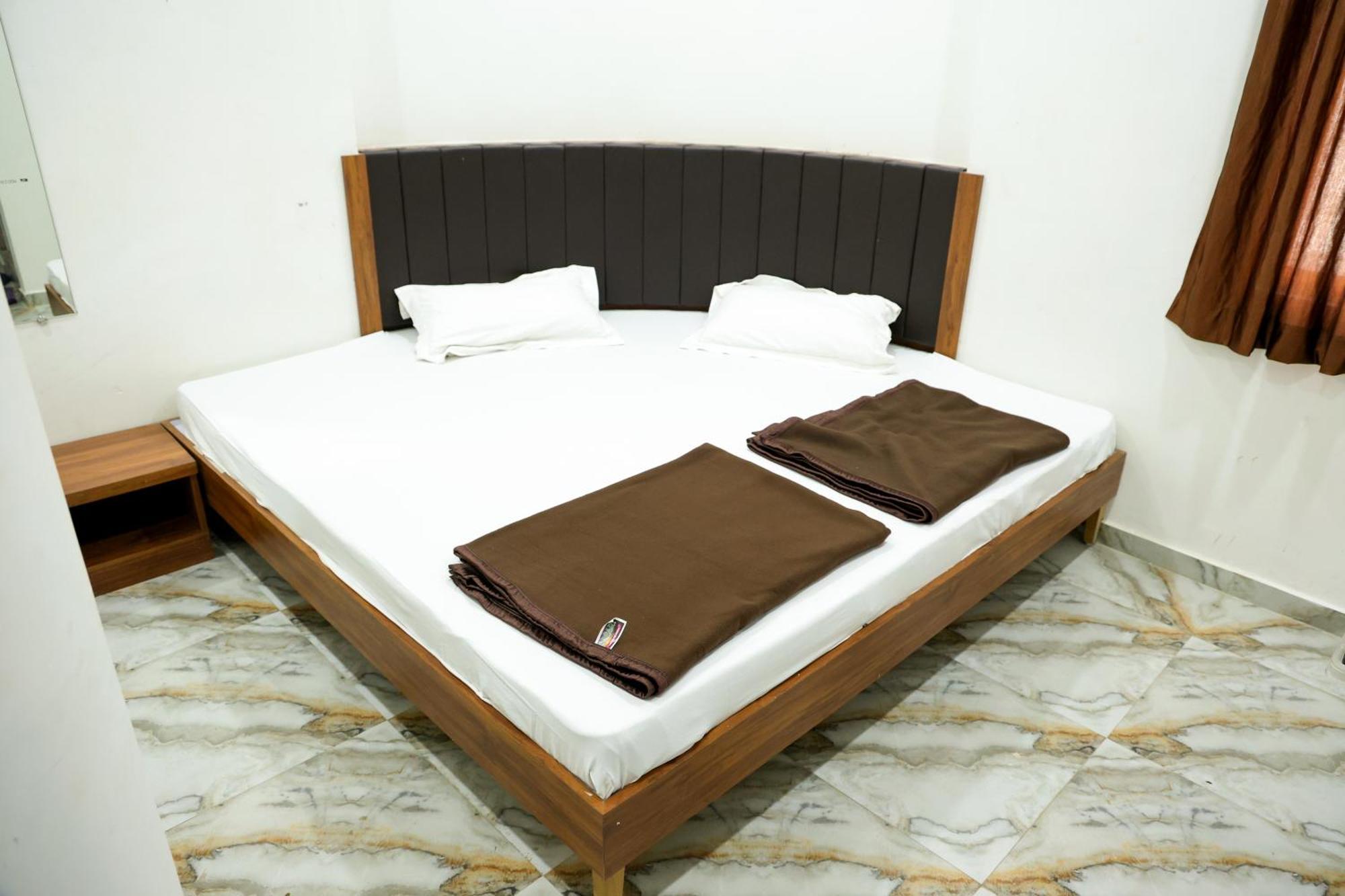 Hotel Aaram Kalupur Ahmedabad Bagian luar foto