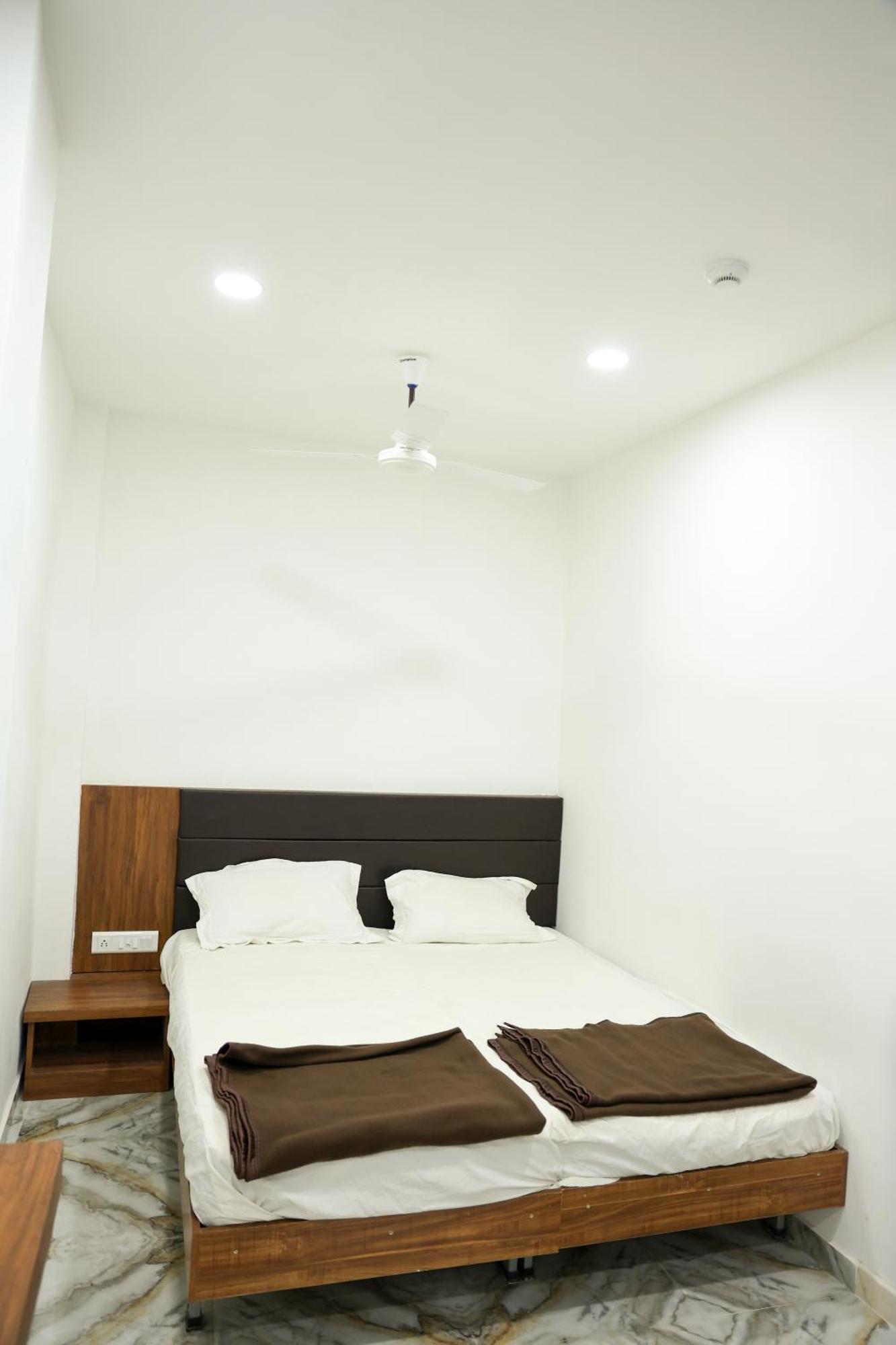 Hotel Aaram Kalupur Ahmedabad Bagian luar foto