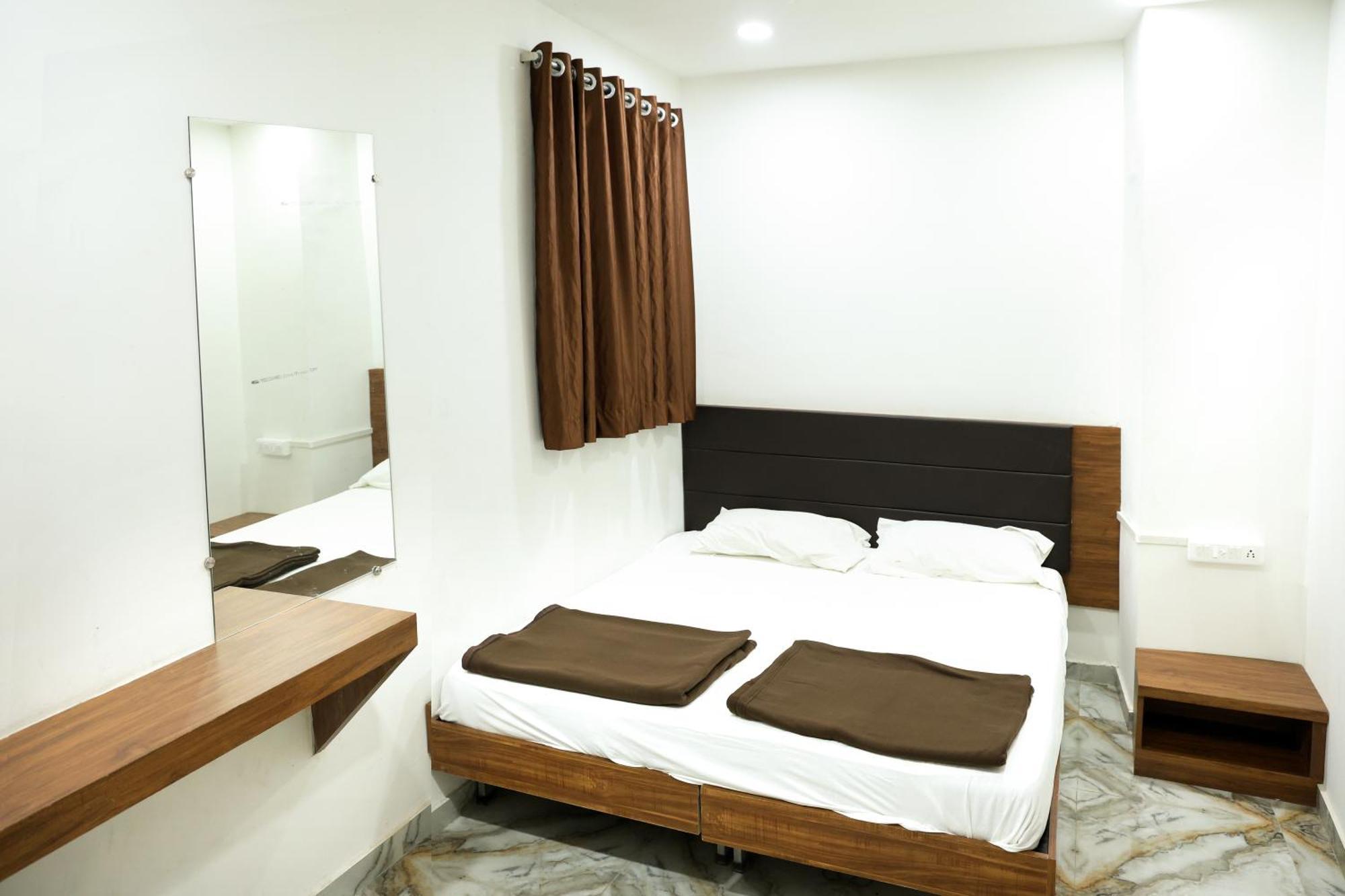 Hotel Aaram Kalupur Ahmedabad Bagian luar foto
