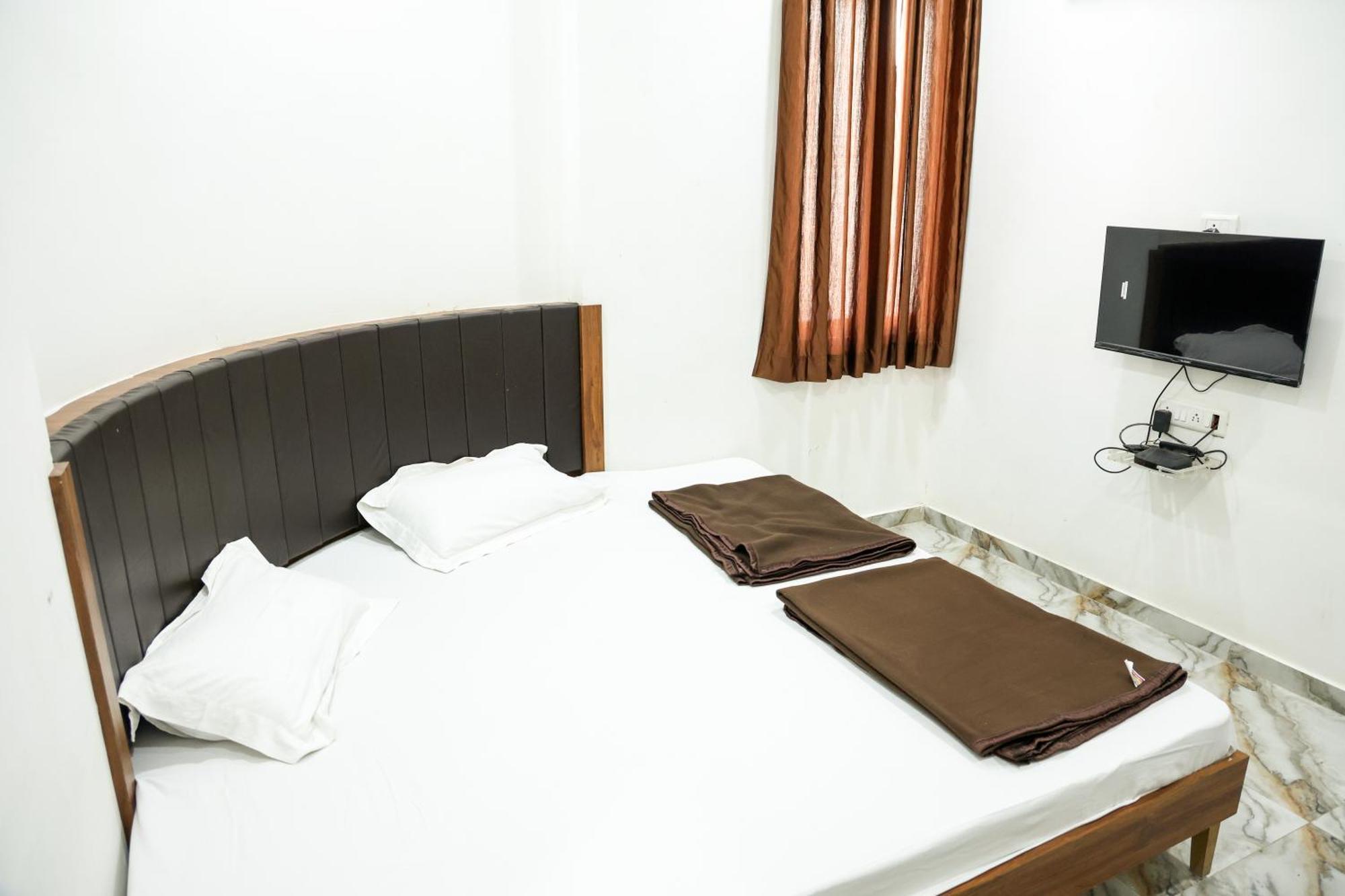 Hotel Aaram Kalupur Ahmedabad Bagian luar foto