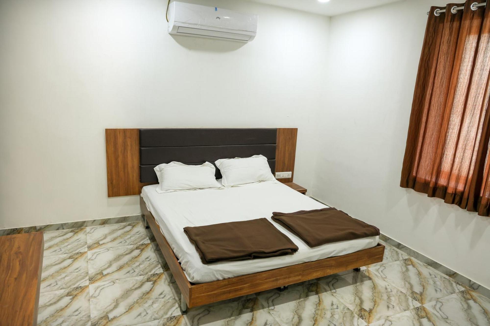 Hotel Aaram Kalupur Ahmedabad Bagian luar foto