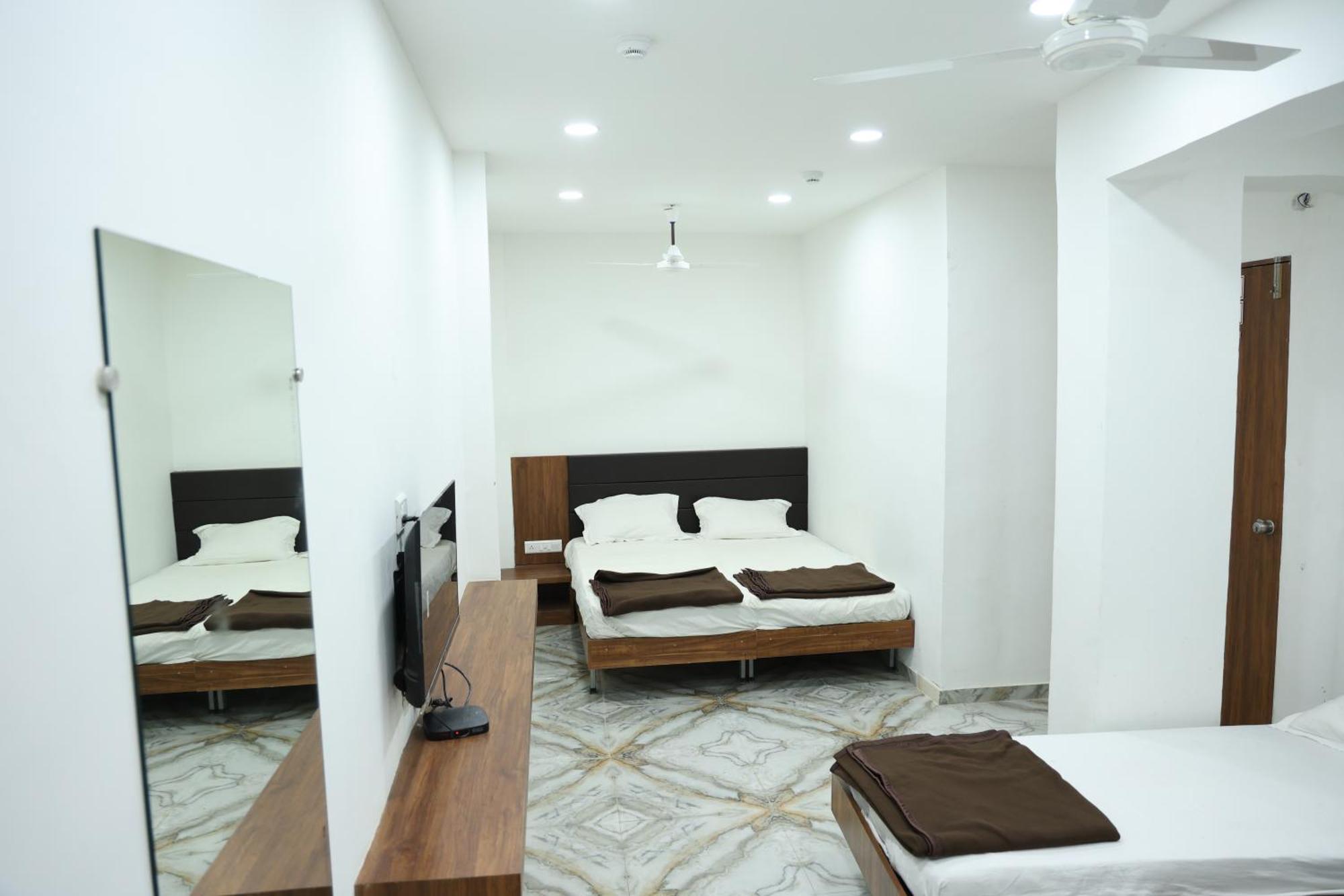 Hotel Aaram Kalupur Ahmedabad Bagian luar foto
