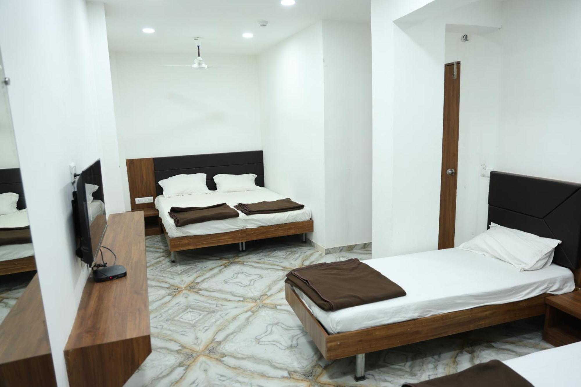 Hotel Aaram Kalupur Ahmedabad Bagian luar foto