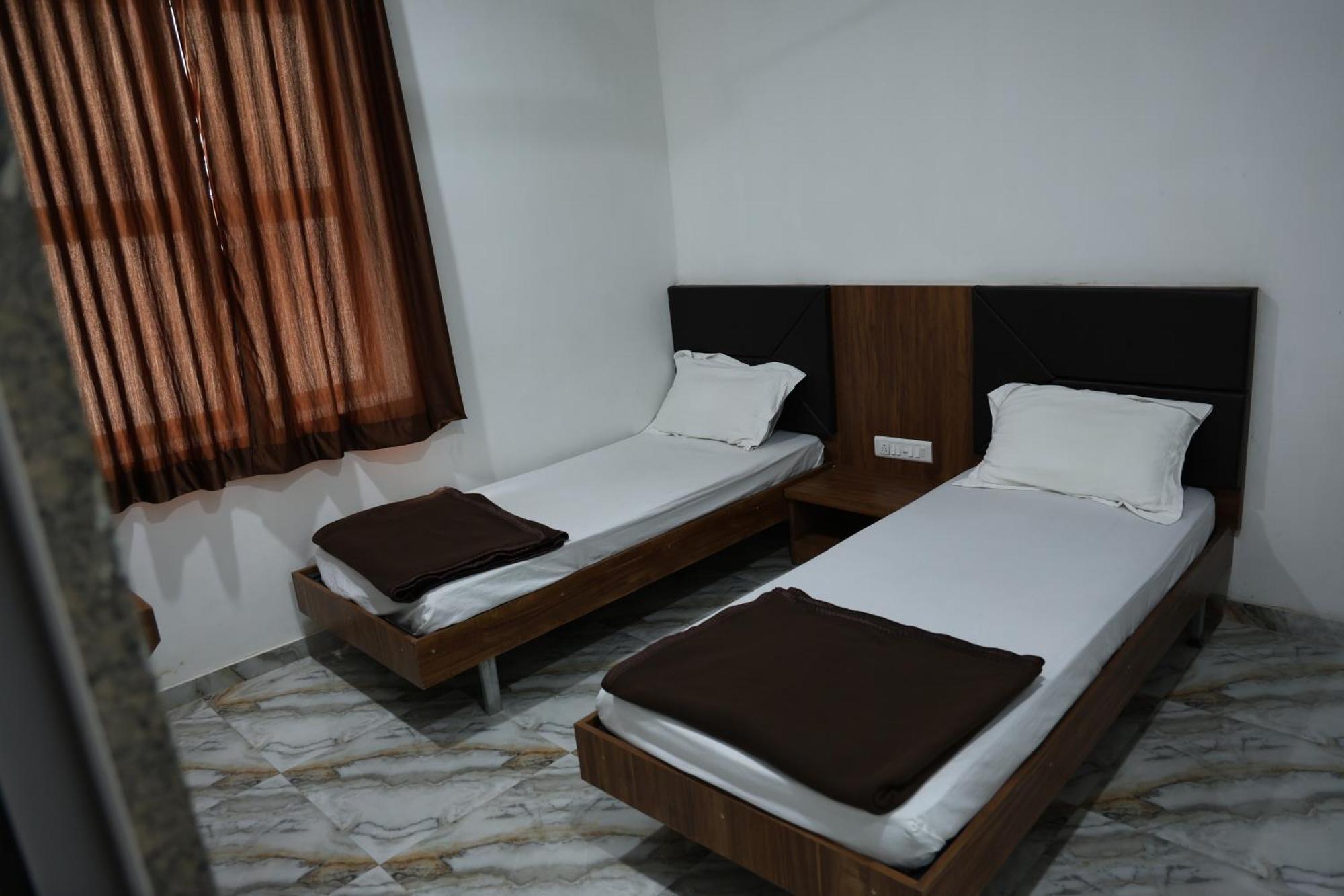 Hotel Aaram Kalupur Ahmedabad Bagian luar foto