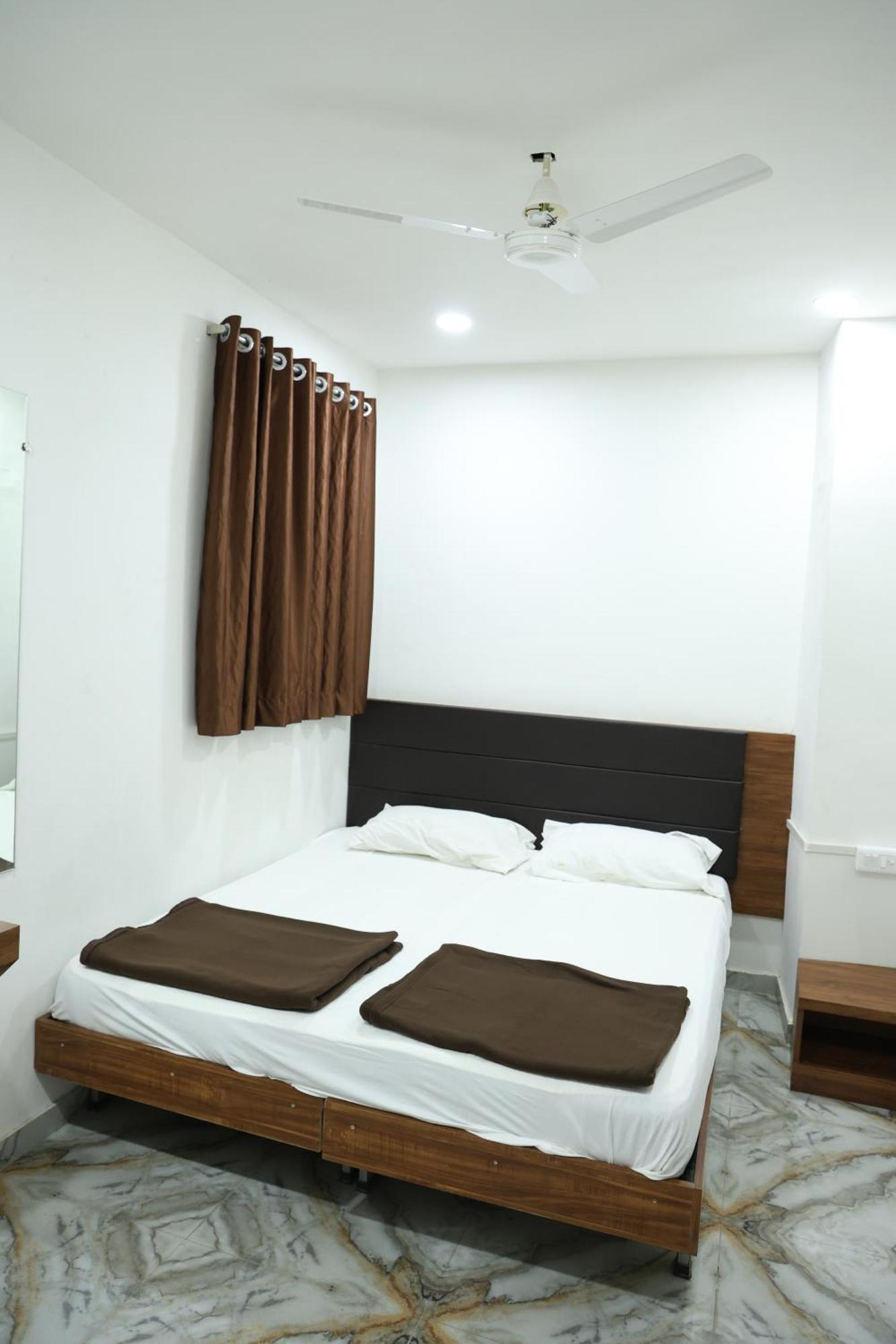 Hotel Aaram Kalupur Ahmedabad Bagian luar foto