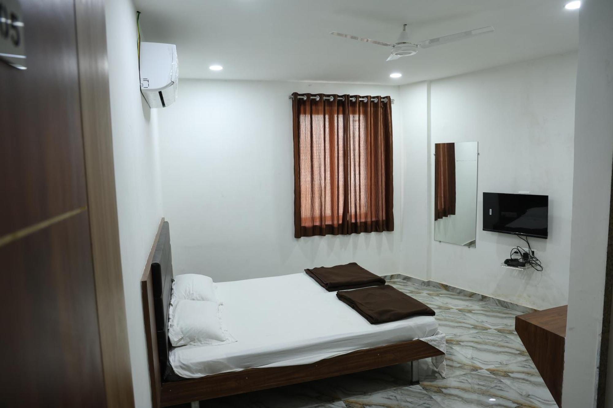 Hotel Aaram Kalupur Ahmedabad Bagian luar foto